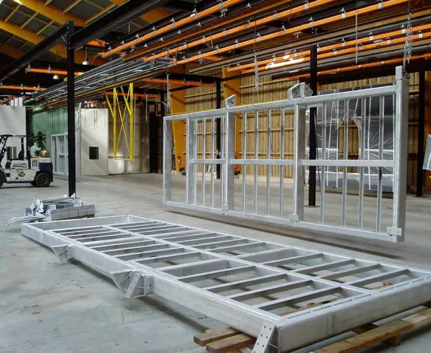 Entreprise avec des locaux de 2x1500 m², tunnels de sablage et peinture de 15 m de long, camions de transport à Ennery, près de Cergy Pontoise, Bal d'Oise : PMSI